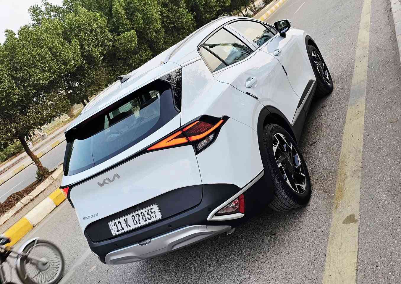 كيا سبورتج موديل 2025 ماشية 4000 بعدها بستيكرات الشركة فول مواصفات 1/1 ما عدا البنوراما
محرك 4 سلندر سعة 2000cc دوش كير اي تي
رقم بغداد الدولي تتحول ثاني يوم بأسمك راعيها بالعمارة ومكان السيارة بالعمارة 
قمارة حديد
حساس امامي وخلفي
تحكم استيرن جهتين
تبريد قطعتين
شاشة متصلة
كامرة خلفيه دوارة
بصمة تشغيل وبصمة ابواب
تشغيل عن بعد
شفتات كير
شاحن واير ليس
صندوق كهرباء
مقاعد مخمل كهرباء تدفئة 
ويل كب 19انج
لد نهاري كشافات زينون
مود درايف
اوتو هولد
سعرها 252 وبيها مجال حك الجية 
للأتصال على الرقم ***********
