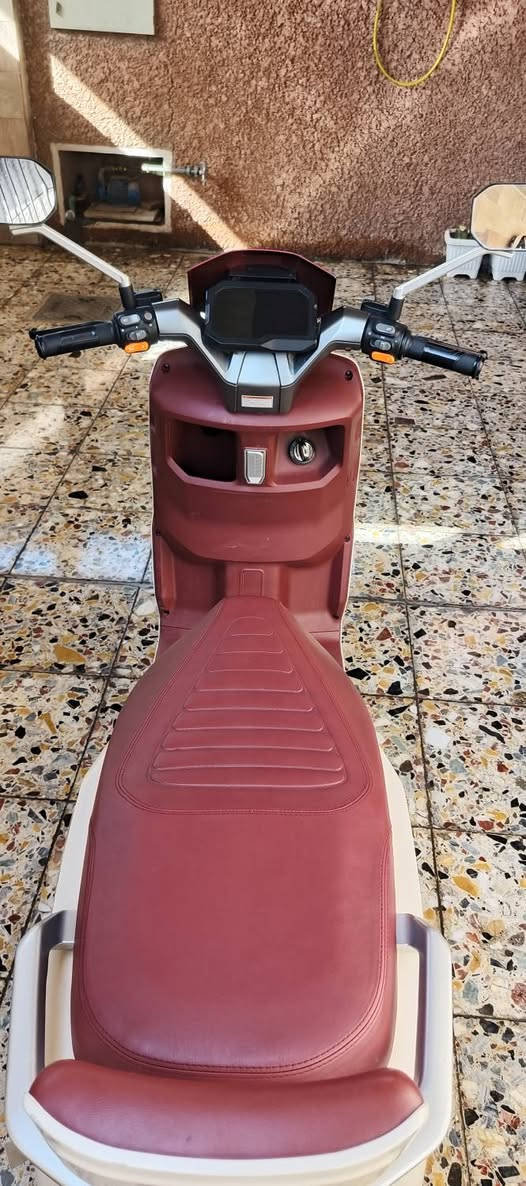 السلام عليكم
دراجة شحن ريان وحش الكون معروفة 
6 بطاريات سرعة 80-85 
نظام P و نظام الرجوع للخلف R 
الدراجة نظيفة على استخدامي الشخصي شرط البطاريات بحالة ممتازة تاخذها انطيك ضمان بيها تمشيك من 50-70 كيلو بالشحنة الوحدة 
الدراجة مبدل بيها المواد الاستهلاكية مثل الدسكات الامامية و الخلفية و التاير الخلفي الجوزة إلي بطن الصندوق جوزة القطع الدراجة كاملة مكملة 
مكاني بغداد مدينة الصدر الحبيبية سعرها 900 ألف 
راسلني واتساب فقط رسائل ليس اتصال 
 ***********
