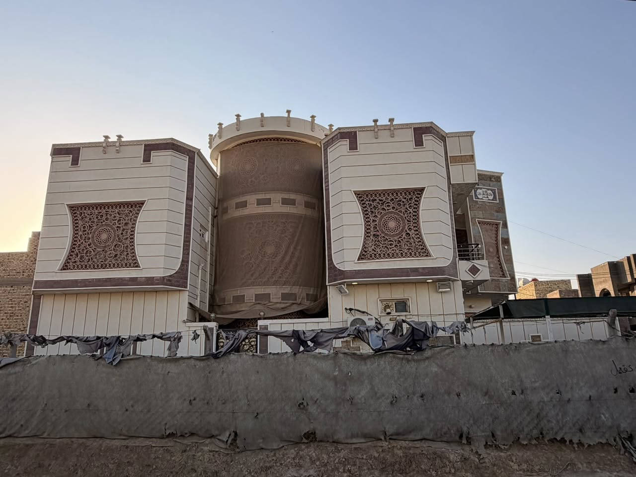 🛑 دار سكني  للبيع 
المنطقة :  حي الحضارة قرب مدرسه العبير🚩

المساحه :  220  ✅ مقابيل ساحة ركن 
        كونكريت مسلح                               
التفاصيل :  طابقين 
البيت : الطابق الاول ❌
غرفتين نضام سويت  ومطبخ  وصالة واستقبال وصحيات داخلية وخارجية وكراج وحديقة 
وطابق ثاني❌ أربع غرف نوم وحده نضام سويت ومجمع صحيات وصاله كبيره

للاستفسار 
     مراجعة مكتب رسول الوزني للعقار  
الديوانية . حي الصدر الاول.شارع اسواق طيبة
 للمعلومات ولمزيد من التفاصيل ⬇️
       مراسلة الصفحة  
      او الاتصال 

***********
