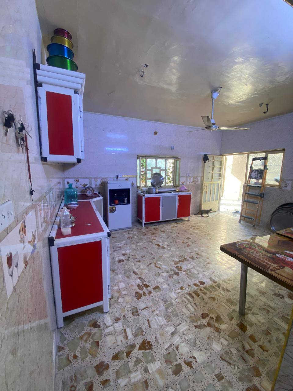 السلام عليكم ورحمه الله دار للبيع المساحه 550 طابق ونص ومشتمل خلفي  العنوان زعفرانيه شارع الزوراء فرع العزاوي ‏‪0770 520 2051‬‏
