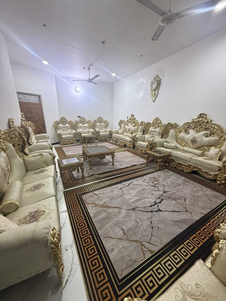 تخم قنفات ملكي 
مع طبلات سيت كامل وكوشات
السعر ( مليونين و150 الف )
جديد صارله شهرين 
مكاني الناصرية
السعر (مليونين و150 الف )
للتواصل ***********
