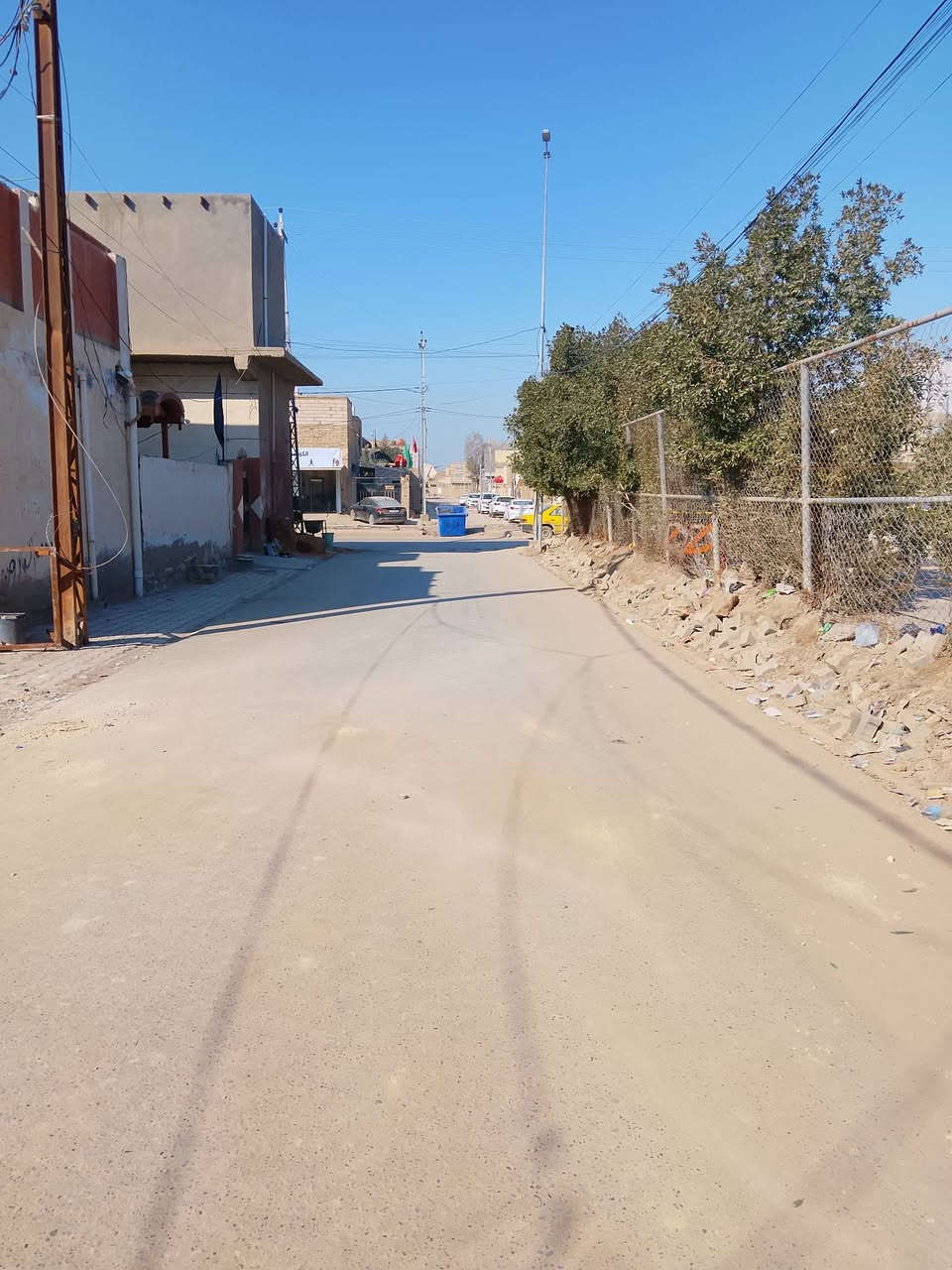 قطعه طابو صرف موقع مميز وحلو شارع 60 قرب صيدلية كبسوله مقابل المنتزه ثاني قطعه عن الشارع العام بصف الركن مساحة 120 وبيه 10 فضله يعني 130 واجهة 10 نزال 13كافة الخدمات شارع تبليط للاتصال ***********
