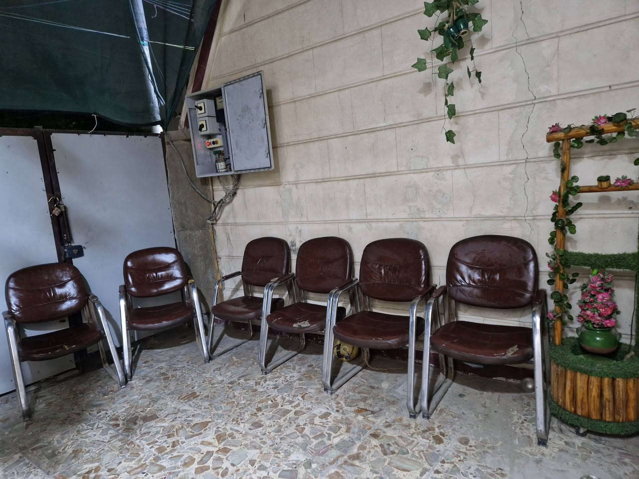 ٦ كراسي محل حلاقه ما بيهن اي كسر ثقيلات جدا 
فقط جلد شويه تعبان 
و ٣ مجرات محل حلاقه 
المكان الامين الثانيه نواب الضباط


**إذا كنت صاحب هذا الإعلان وتريد حذفه لأي سبب، رجاءا أرسل رسالة إلى الدعم الفني**