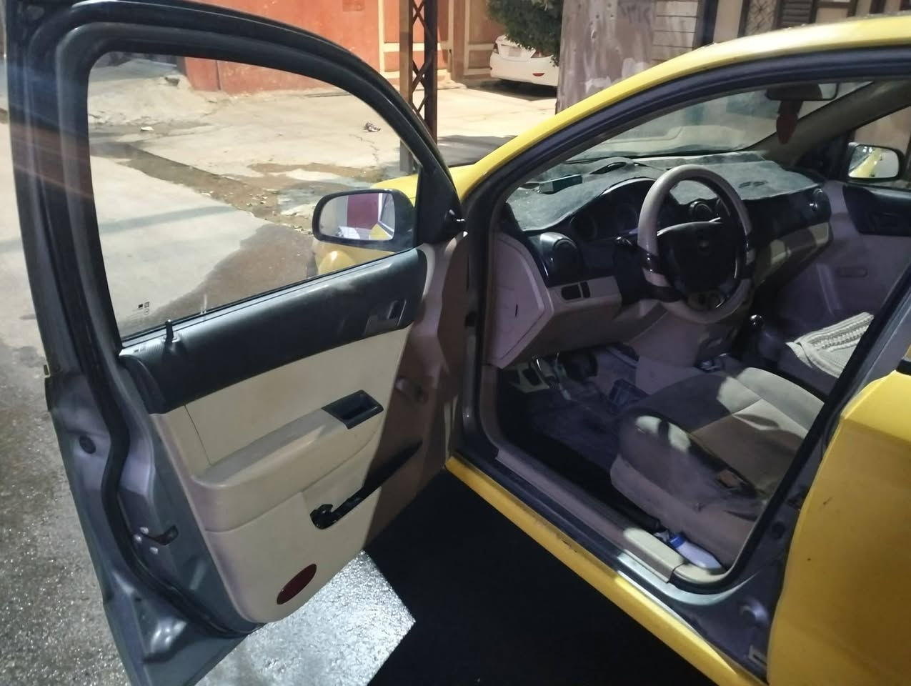 ألسلام عليكم أخواني سيارة افيو تكسي مال صديقي موديل ٢٠١٠ رقم صدامي كير مالكصة مكينة نظيفة مالكصة
رقم احمر صدامي
داخل لونين
داخلا نظيف مابي ضرر لونين
تكم انظاف مابيهم ضرر
على وضع الشركة ماكو أي قطعة مبدلة
الكشر بي اضرار بسيطة
سعر السياره 40 ورقه وبيها مجال قليل أستفسار أي شيء 
وألي يريد يتصل مع صاحبها صديقي رقمو ***********
