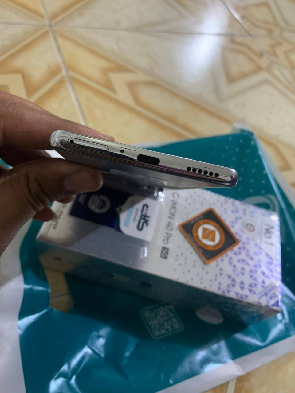 تكنو كامون 40برو 5g ذاكره 256 رام 12 اعله مواصفات 
الجهاز عله ايدي ماخذه من كلمات المصطفى قبل شهرين 
مكفول فقط بي رصعه وحده فقط والجهاز محافض علي مخليله لصقات مال عدسات كامره من اول ماشتريته الشراي يتفضل خاص  السعر 300وبي مجال بسيط عنواني كربلاء ***********
