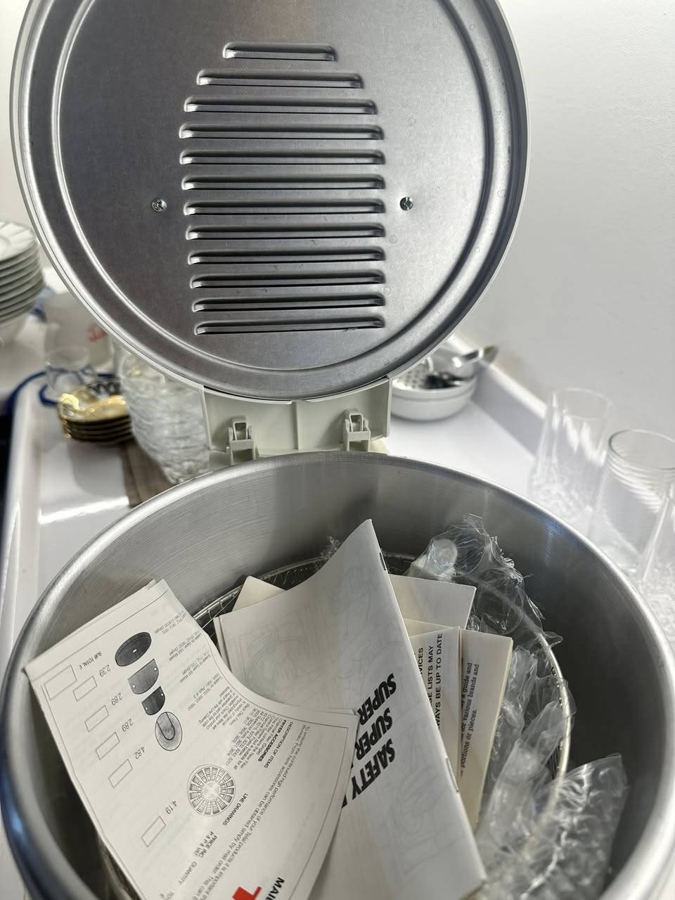 من رخصة الادمن مكلفة بالنشر ،قلاية زيت جديدة من ماركة تيفال Tefal موديل Safety Fryer deLuxe، مزودة بتحكم بدرجة الحرارة من 150 إلى 190 درجة مئوية مع مؤقت يصل إلى 15 دقيقة، تحتوي على غطاء أمان لتقليل تطاير الزيت، وقلي مختلف الأطعمة مثل البطاطا والدجاج والسمك، اصلية صنع في فرنسا بسعر ٦٠ الف فقط للتواصل موجود واتساب عالرقم ***********
