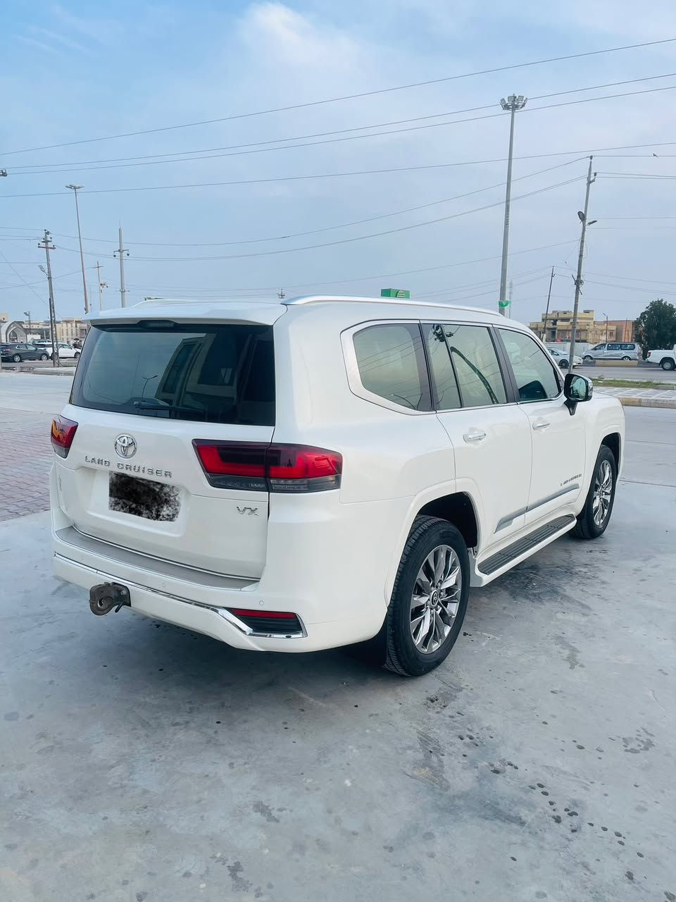 تويوتا لاندكروز 2023 vx بريم اصلي
فول ١/١ ماشية 16 الف فقط رقم بغداد 
مكفوله كفاله عامه من شخط ورصعه

سعر 685

المواصفات:
- محرك ٤٠٠٠ تنفس طبيعي
- بصمة ٤ ابواب وتشغيل عن بعد
- سلايد روف
- توقف تلقائي ورادارات امامي خلفي
- حساسات امامية وخلفية وكاميرا ٣٦٠
- نقط عمياء، ولايت كهرباء ذكي ٣ عدسات
- لد امامي 
- صندوق كهرباء
- تدفئة وتبريد بالكشنات والكشنات جلد
- شاشة كبيرة وسماعات محيطية jbl

مكان السيارة الكوت مركز المدينه / 
رقمي
 ***********
