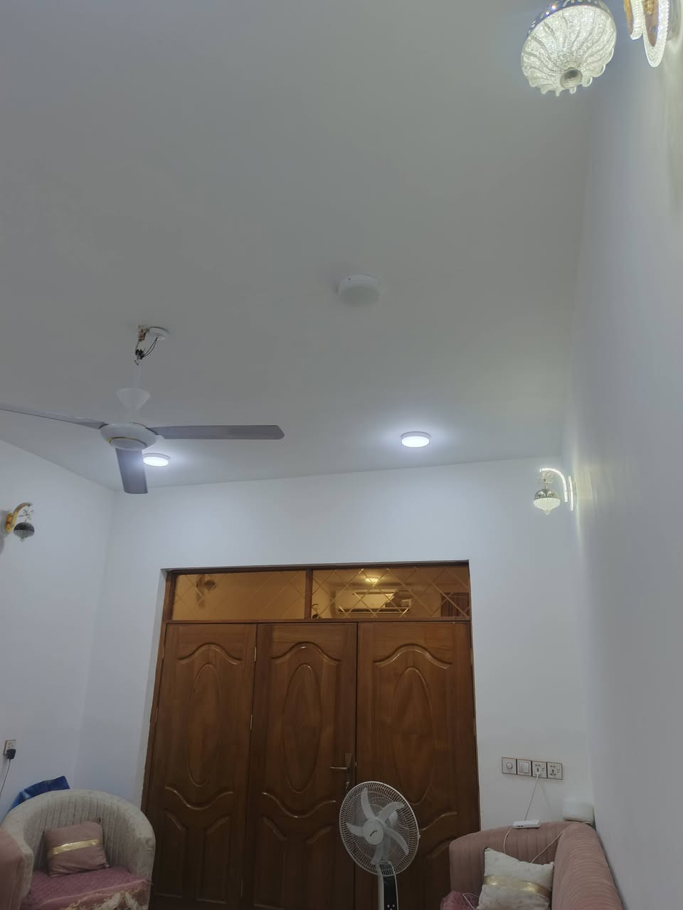 سلام عليكم بيت بحي المين شارع فيتر الامير يبعد عن شارع دقيقتين مشي بيت مساحته 140متر واجهيه ثمانيه ونصف نزال صطعش نص بي برانيه غرفته نوم مطبخ صاله درج بي صحيات دخليه خرجيه حديقه بل وره *********** كلفت خدمات تبليط مجاري ماي سأله
