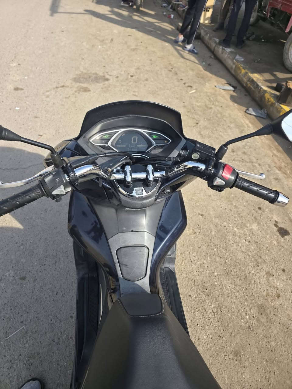 سلام عليكم PCXجيل ثالث ياباني Jfدراجه هايبرد بصمات ثنين دراجه مزوده من خارج دراجه مال رمبه بعده السعر خاص مكان الدرجه ديالى ***********
