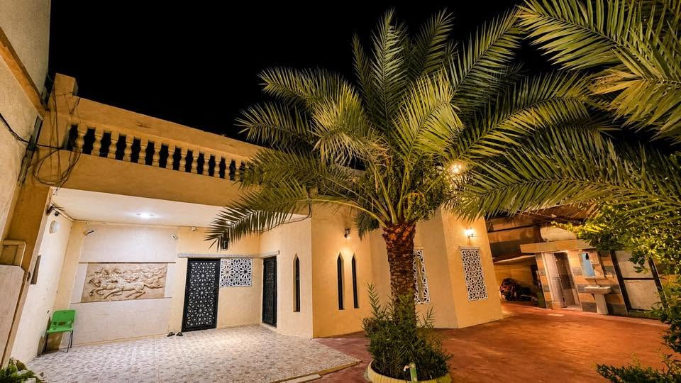 السلام عليكم  
من رخصه الادمن المحترم 

دار سكني مساحه 850 متر 
واجهه 17,5. نزال 50 
 متكون من طابق واحد
 وغرف 2  مساحه الغرف 4,5*8 
وصاله مساحه 9*7
واستقبال مساحه 10*5
ومطبخ 2 حار وبارد 
وخدمات داخليه خارجيه 
وكراج كبير وحديقه 🌳
مناور داير البيت
ومخزن كبير خلف البيت 

📍العنوان . بغداد جسر ديالى الكرغوليه السايد الواحد شارع ملاين 

📞الاستفسار  ع الرقم ( ***********)

طابو زراعي سند 25
