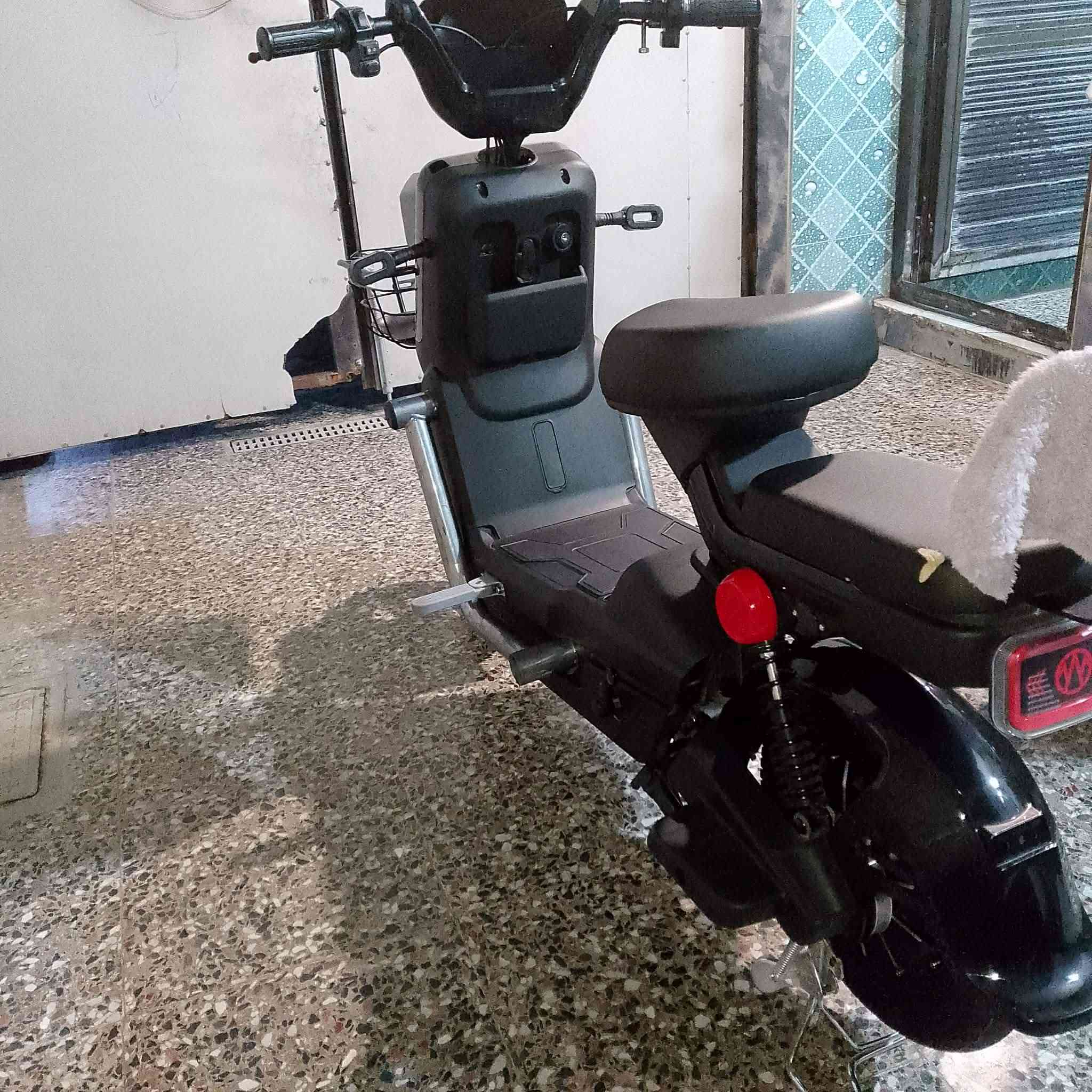 السلام عليكم دراجه شحن اخت الجديده نضافه فول شوفت عينكم رايدينها ب250وبيها مجال قليل اخوان الشراي يتصل على صاحبها ارجوكم ***********
