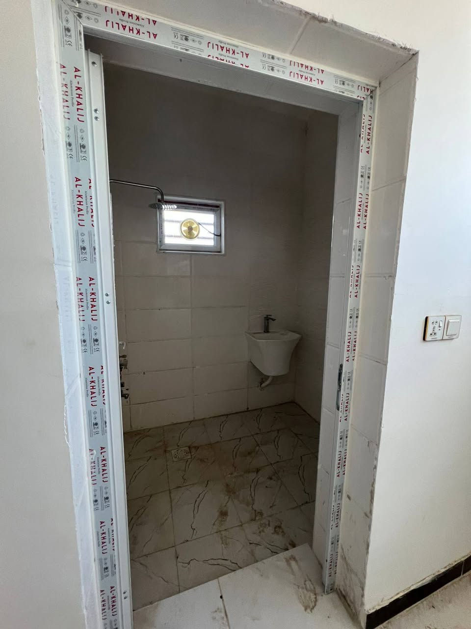 السلام عليكم من
 رخصة مدير الكروب 
عندي بيت 100متر بوب الشام اسوار بغدادملك صرف زراعي 25طابق ونص بناء2025طابوك جمهوري
غرفتين نوم حمامات 2 استقبال 
صحيات خارجي بي اقرار او انذار
سعر 85مجال بسيط للستفسار ***********
***********
