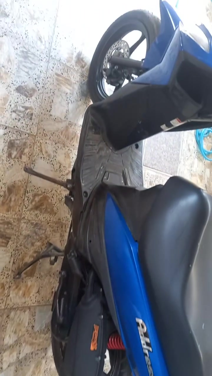 السلام عليكم دراجه نوع ساسوكي ياباني اصلي دراجه جديده كهربائيات كلها شغاله مكينه مكفوله كفرات اصلي للبيع اخوان مابيها نقص دراجه تسوه احسن من الصوره سعره مليون وربع بيها مجال بسيط العنوان بغداد زعفرانيه رقم الهاتف ***********،
