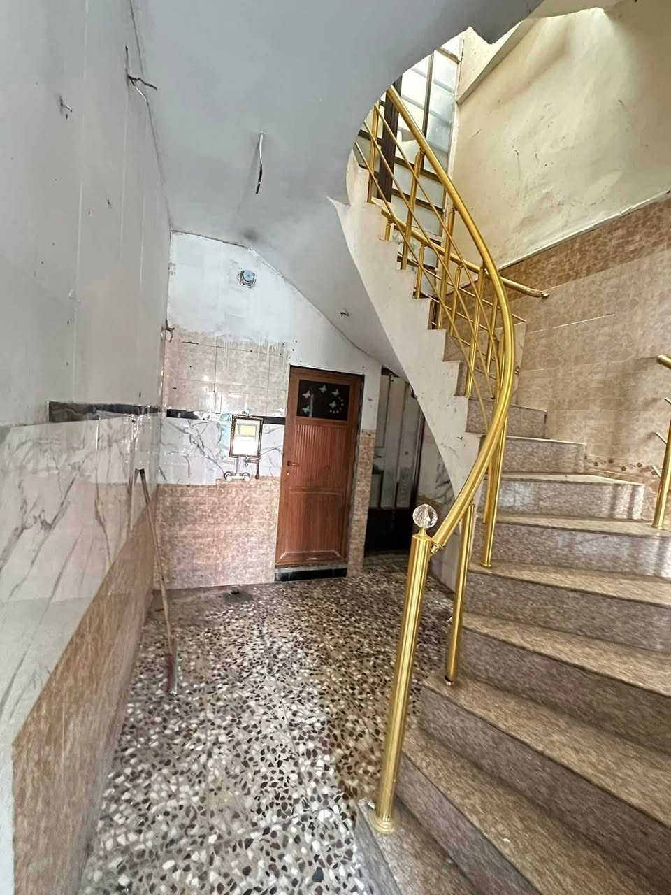للايجار ٥٠م بناء نظيف الشعب العقاري الأولى قرب جامع بدريه بيه استقبال ومطبخ وخدمات وغرفه نوم طابقين وكراج الإيجار ٣٥٠ للاستفسار ***********
