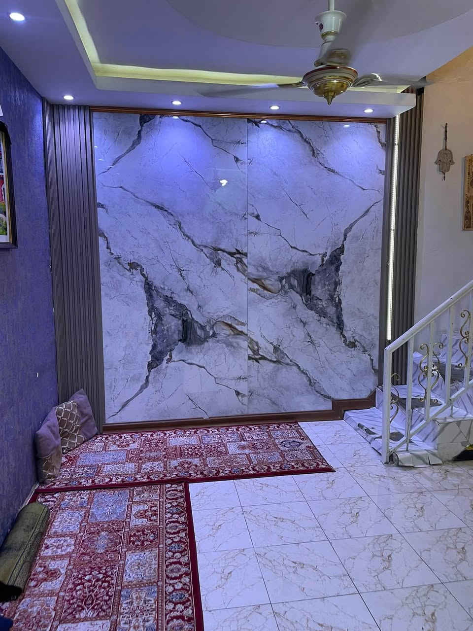 سلام عليكم بيت للبيع قرب جامع سيد علي
مقابيل شارع النهر بشارع ماهر ثاني فرع على اليسره 

مساحه البيت 300 وشويه 
عدد الغرف 4
+صاله +مطبخ +ستقبال 
البيت كله سيراميك لفوك ولجوه 
مع ديكورات حديثه كل البيت 
حدائق عدد 2 مع كراج 
الاستفسار اكثر 
***********
