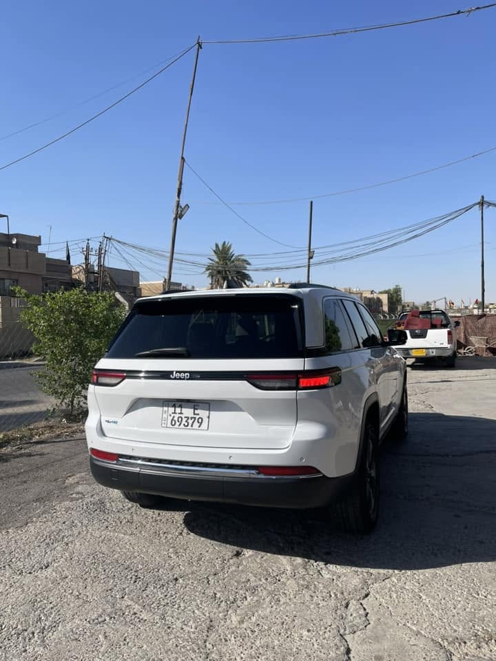للبيع | Jeep Grand Cherokee 4xe Limited | موديل 2024

* موديل: 2024
* الفئة: Limited فول 🔥
* وارد أمريكي السيارة كبس كلهة على وضع الشركة حادث جانبي بسيط جدا صور الحادث بالمنشور
* اللون: أبيض
* الممشى: 52 ألف
* محرك 2.0 تيربو + نظام هايبرد Plug-in Hybrid (4xe)
* قير أوتوماتيك 8 سرعات
* دفع رباعي (4WD)

المواصفات:

* شاشة Uconnect كبيرة
* شاشة عدادات رقمية
* Apple CarPlay وAndroid Auto

* تشغيل بصمة وتشتغيل عن بعد ودخول ذكي
* مقاعد جلد كهربائية تدفئة تبريد وخزن ميموري 
* نظام صوت Alpine الأصلي
* كاميرا خلفية
* حساسات أمامية وخلفية
* مثبت سرعة تكيفي (Adaptive Cruise Control)
* مراقبة النقطة العمياء
* التحذير من الاصطدام الأمامي مع الكبح التلقائي
* مساعد البقاء في المسار
* باب خلفي كهربائي
* فتحة سقف بانوراما

أنظمة القيادة:

* Hybrid
* Electric
* eSave
* Auto
* Sport
* Snow
* Sand/Mud

ملاحظات:
شاحنه 220 vاصليه 
* باب السائق مبدل بنفس اللون اصلي شركه .
* باب خلف السائق صبغ بسيط.
الباقي مكفول كفاله عامه * ⁠
* السيارة بدون إيرباك ولا ايرباك طاك 
الرقم :بغداد (شهداء)
📍 الموقع: بغداد
💰 السعر: 315قابل للتفاوض بشي 
معقول
***********
