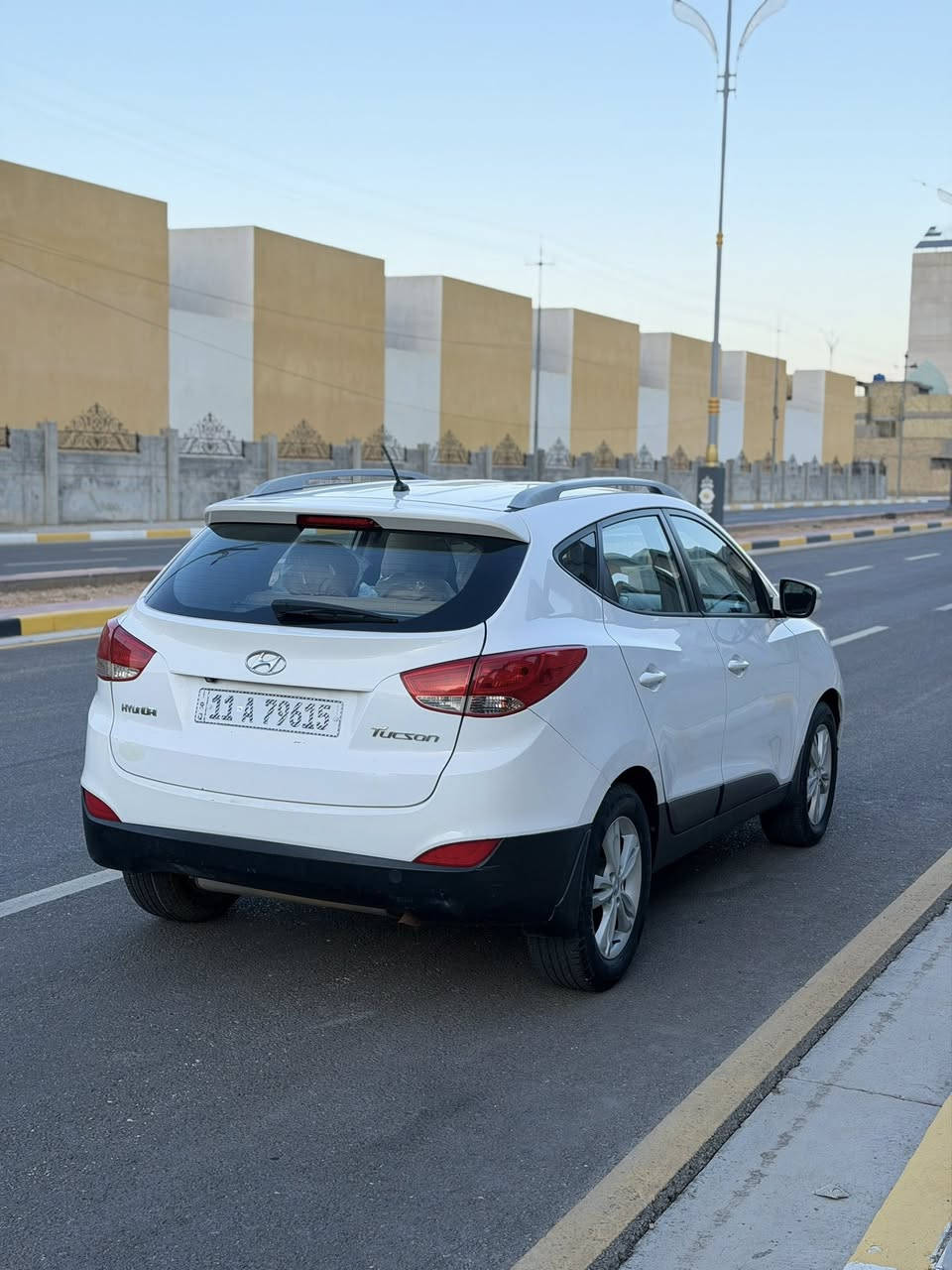 السلام عليكم
توسان 2013 للبيع 
بغداد دولي بأسمي تحويل مباشر 
محرك 2000 دوش 
السيارة نظيفة وحلوة وما تحتاج مصاريف 
السيارة بيهة شفة بنيد صبغ وباب سائق 
السعر 142 وبي مجال 
عنواني كربلاء 
لاستفسار ***********
