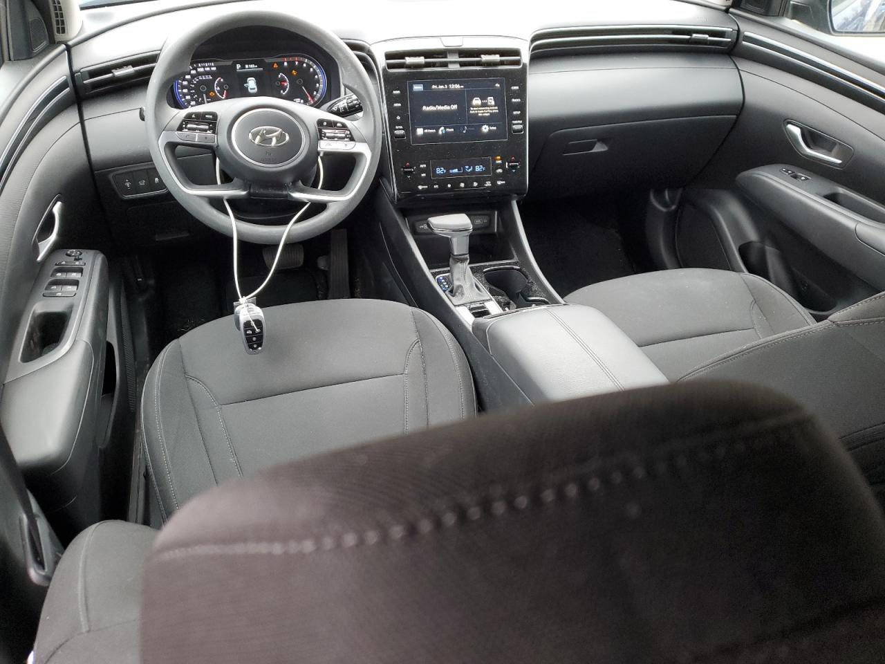 توسان موديل 24 بغداد نصف فول حادث بسيط جدا بدون ايرباك بيها كلير بسيط الباب الجانبي الايمن الامامي والخلفي السياره جديده ماشيه 13800 مايل قابل للزياده للاستفسار هـ***********
