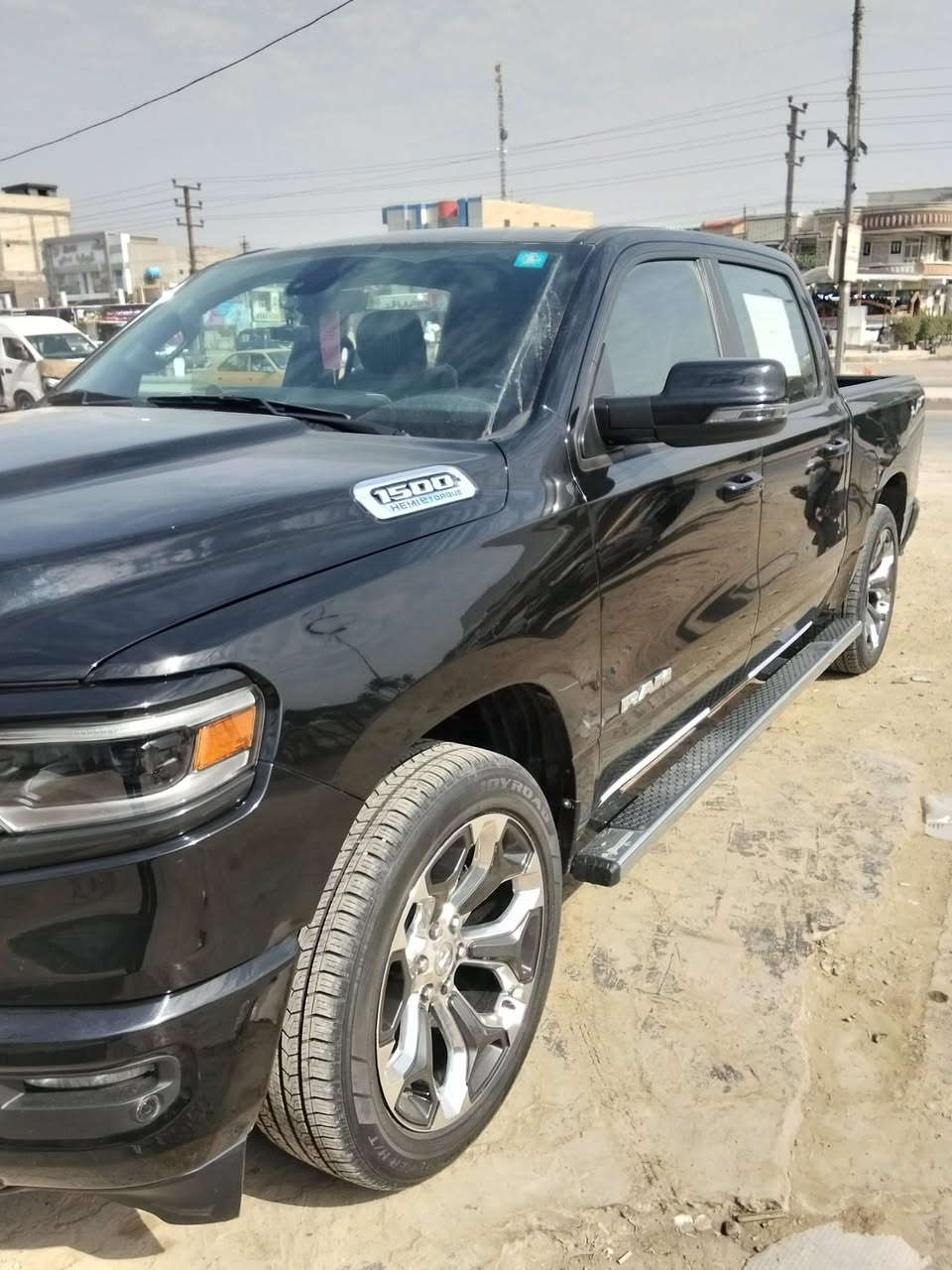 السلام عليكم دوج رام 2023 حادثها بجم بدون دواخل مبدل بيها بنيد وجاملغ نفس اللون بدون صبغ  محرك وكير نضيفات رقم بغداد باسمي تحويل مباشر  نص فول مري شفط سيارة جاهزة سونار بالمنشور السعر 280 وبيها مجال بغداد الزعفرانية ***********
