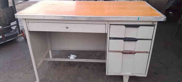 السلام عليكم متاح ميز مكتبي حديد ونظيف وجام خانة حديد الميز 55 الف الجام خانة 50 الف 
اتصل وتدلل ***********
