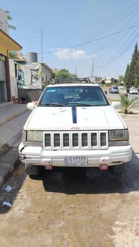 من رخصت الادمن للبيع جيب شروكي موديل 1996 كير محرك بطه شرط اكسن شرط بس...
