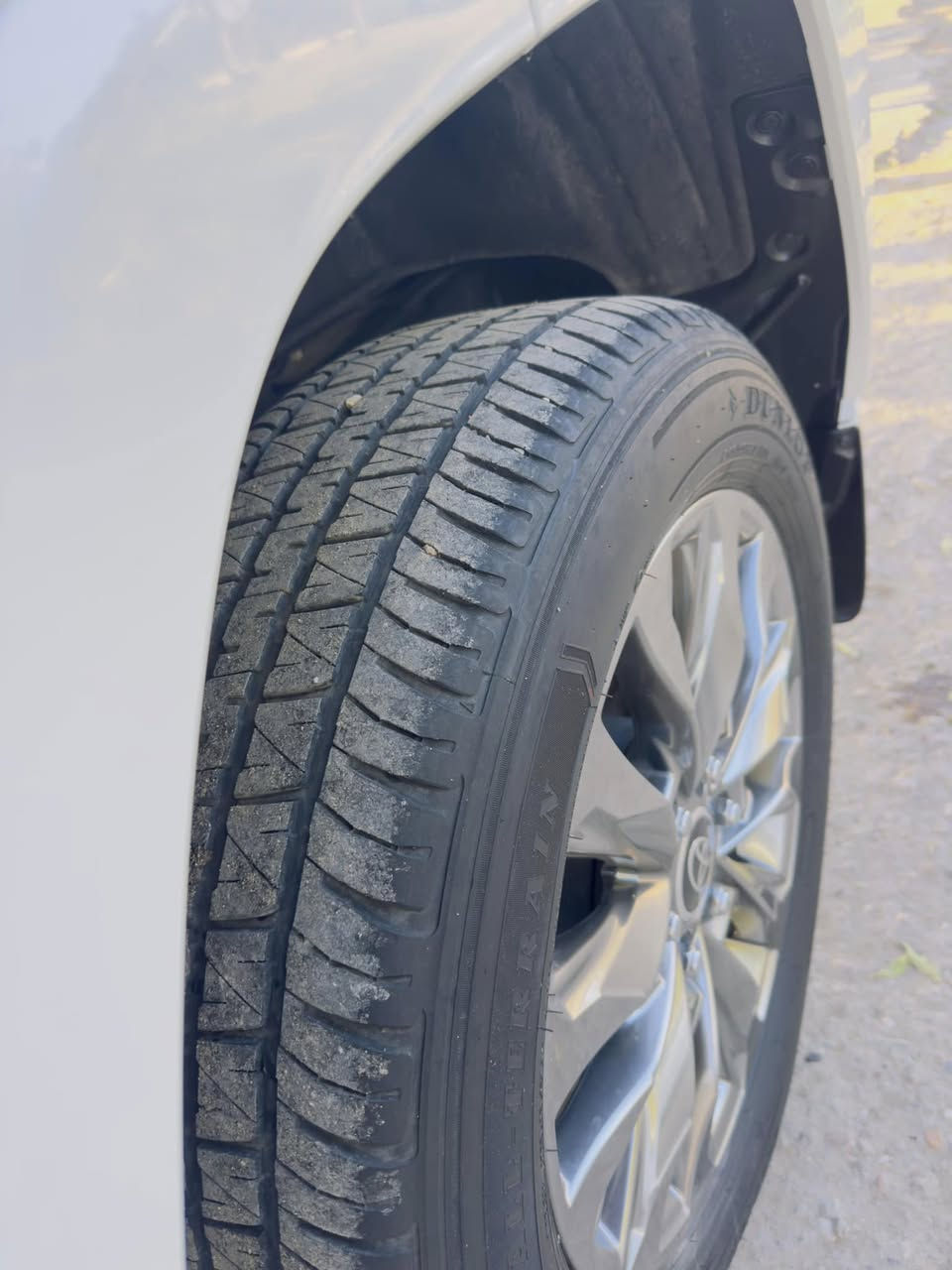 السلام عليكم  لاندكروز GXRLiMTDاصل فول مواصفات(٢٠٢٤) كفاله عامه 
السياره مال جناي ماشيه ١٨ الف فقط 
بسمي تحويل مباشر السياره جديده للشرايه التصال 
ع*********** 
السعر ٧٢٥ بيه مجال بسيط للشراي
