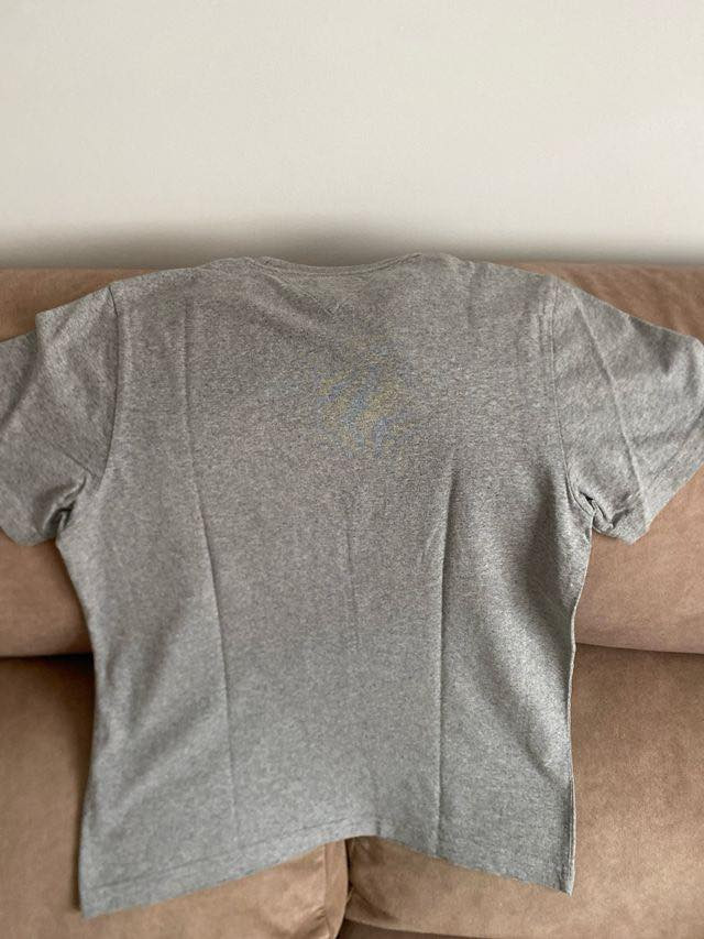 تيشيرت من ماركة تومي جينز (Tommy Jeans) الشهيرة بتقديم أسلوب أمريكي عصري ومريح. 
قياس L


**إذا كنت صاحب هذا الإعلان وتريد حذفه لأي سبب، رجاءا أرسل رسالة إلى الدعم الفني**