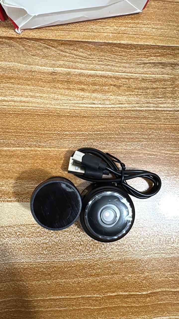 كاميرا مراقبة تعتمد على بروتوكول الإنترنت (IP Camera)، وتستخدم بشكل أساسي للأغراض التالية:
المراقبة والأمن: تُستخدم لتأمين المنازل والشركات من خلال مراقبة المداخل والمحيط لمنع السرقات. 
الوصول عن بُعد: تتيح لك مشاهدة بث الفيديو المباشر من أي مكان عبر الإنترنت باستخدام الهاتف الذكي أو الكمبيوتر. 
مراقبة الأنشطة: يمكن استخدامها لمراقبة الأطفال أو الحيوانات الأليفة داخل المنزل.
قيم وبالعافية متوفر ٣ قطع


**إذا كنت صاحب هذا الإعلان وتريد حذفه لأي سبب، رجاءا أرسل رسالة إلى الدعم الفني**