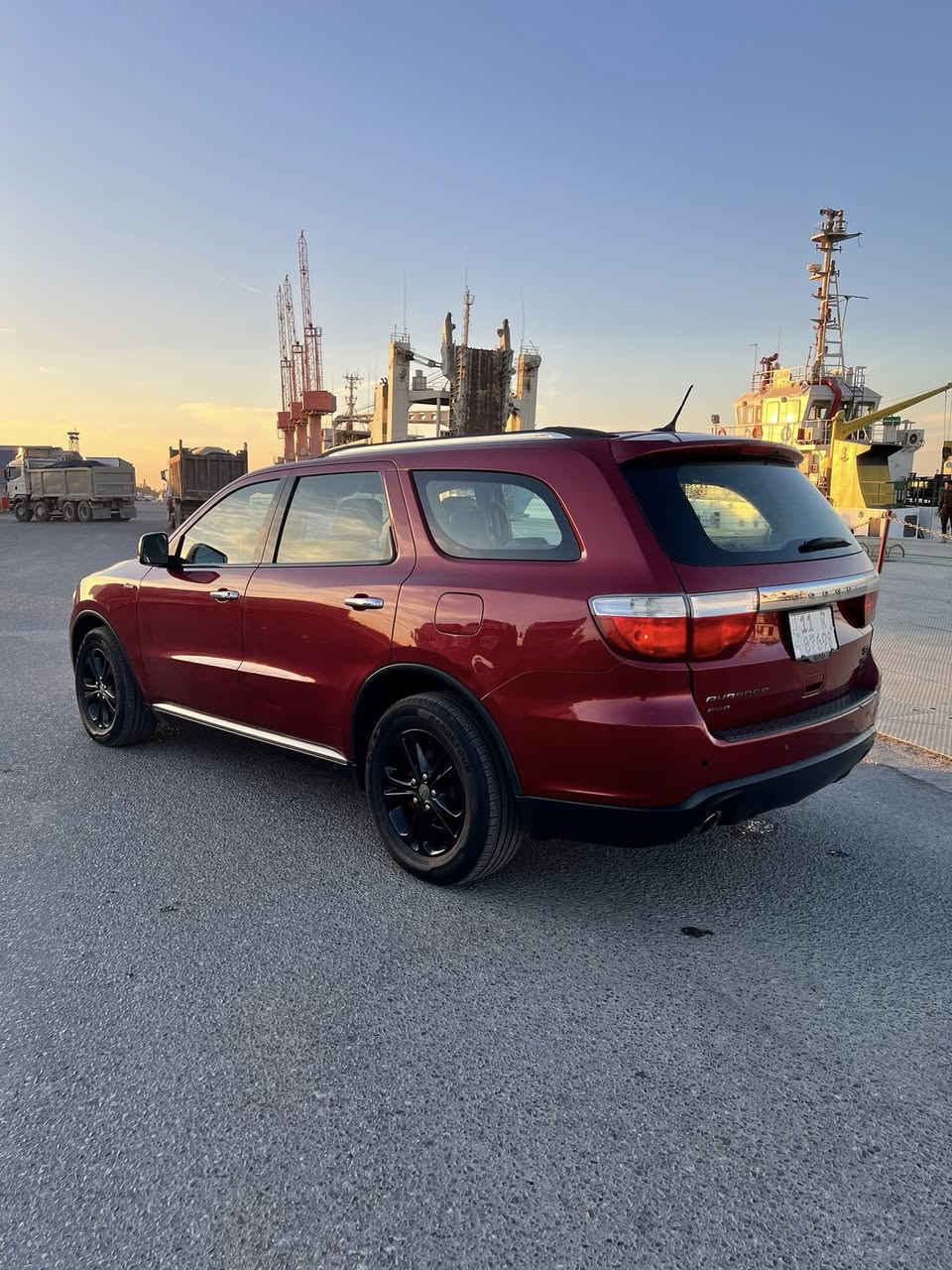 📣 (ما شاء الله) - للبيع وحش الطريق: Dodge Durango R/T الخليجي
للراغبين بالهيبة والأداء والقوة، سيارة عائلية وبنفس الوقت رياضية، "دوج دورانجو" فئة R/T الأصلية، بمواصفات خليجية مميزة ومعتنى بها جداً.
📋 تفاصيل المركبة:
• سنة الصنع: 2013.
• المواصفات: خليجي (تتحمل أجواءنا وحرارة الصيف).
• المحرك: HEMI 5.7L (محرك جبار وأداء رياضي).
• نظام الدفع: 4WD (فور ويل) جاهزة لكل الطرق.
• اللون: عنابي ملكي (نظافة ولمعة مميزة).
• العداد: 170 ألف كم (حقيقي).
• اللوحات: بغداد (الرقم الألماني الجديد) - السيارة بأسمي والتحويل مباشر.
🛠️ التفاصيل الميكانيكية (السيارة منفوضة نفض):
السيارة ما محتاجة أي مصاريف، "دق سلف وتوكل" بفضل الإدامة الأخيرة:
• الحدادية: تم تبديل كل القطع الاستهلاكية (100% جاهزة).
• منظومة الوقود: مسطرة نوزلات جديدة + عبوة بنزين جديدة.
• الأداء: تبديل بلاكات "ريسنك" أصلية قبل أقل من شهر (استجابة سريعة للمحرك).
• الإطارات: تخم تاير جديد (عمر شهرين فقط) مع ويل 18 بلادي.
• الكهربائيات: بطارية جديدة + تبريد ثلج (مركزي).
💎 الإضافات والمميزات:
• النظام الصوتي: سستم صوت مطور وجديد (نقاء وقوة).
• المرايا: مري شفط بلادية.
• المواصفات الداخلية: كشنات جلد، شاشة كبيرة، كاميرا خلفية، حساسات، فتحة سقف، تشغيل عن بعد.
🔎 ملاحظات البدي (للشفافية):
• المدكر الأمامي (معدل بارد فقط بدون صبغ).
• أثر خياس بسيط جداً في أسفل الباب الخلفي الأيمن.
• السيارة بصورة عامة قوية جداً وما بيها أي نقص داخلي أو ميكانيكي.
💵 السعر والمعلومات:
• السعر المطلوب: 180 ورقة (18,000$).
• مكان التواجد: البصرة.
• للاتصال: ***********
