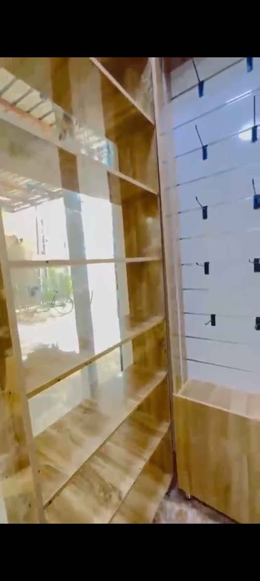 إعلان بيع فاترينات محل إكسسوارات ✨

🔹 للبيع فاترينات عرض فخمة بحالة ممتازة جداً استخدام اقل الشهر 
🔹 العدد: 10 قطع +ميز وسط المحل يوضع 

📏 التفاصيل:
 3 فاترينات عرضها: 1.5 متر الي بيهم سكة حديد 

 7 فاترينات عرضها: 1 متر وارتفاع 2 متر

💡 المواصفات:
 • إنارة داخلية مخفية تعطي شكل جذاب للبضاعة
 • مخزن داخلي (مساحة تخزين عملية)
 • سكة حديد (مناسبة للتعليق والعرض)

🎯 مناسبة لمحلات:إكسسوارات – هدايا – ساعات – نظارات - اكسسوارات هواتف 

💰 السعر: 3 مليون او بيهن مجال ان شاء الله او اكو فديو يبين الفاترينات اذا حبيتو اتشوفوهن 

للتواصل ***********
*********** كربلاء, العراق
