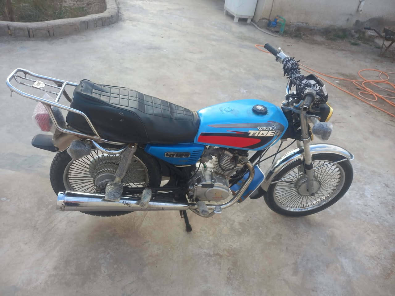 سلام عليكم دراجه للبيع موديل 21اوراق محرك مامفتوح دراجه خير من الله لاتنقيص ولاتبخير كهربائيّة كله شغاله سعر ب500وبيه مجال مكان واسط زبييديه مراسله صفحه او***********
