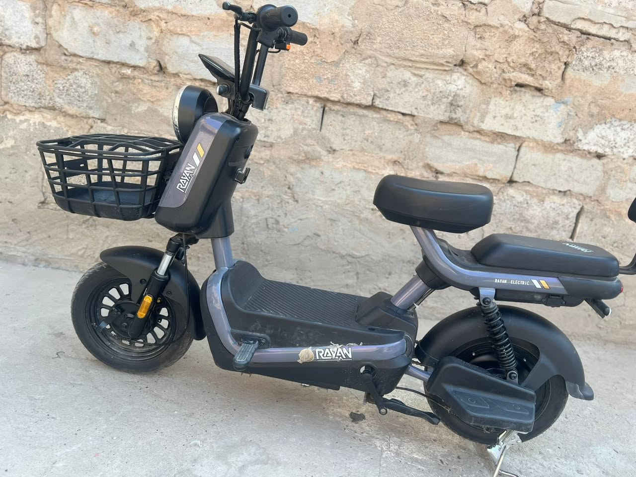 سلام عليكم دراجه شحن شركه الريان حجم 14 اربع 4 بطاريات ملف500 حقيقي دراجه اي عطل مابيها صالي شهرين من اخذتها دراجه جديده تجي شوفها سرعته 40 تمشيك 25 كيلو سعره 250 وبي مجال قليل حك جيه رقم ***********
