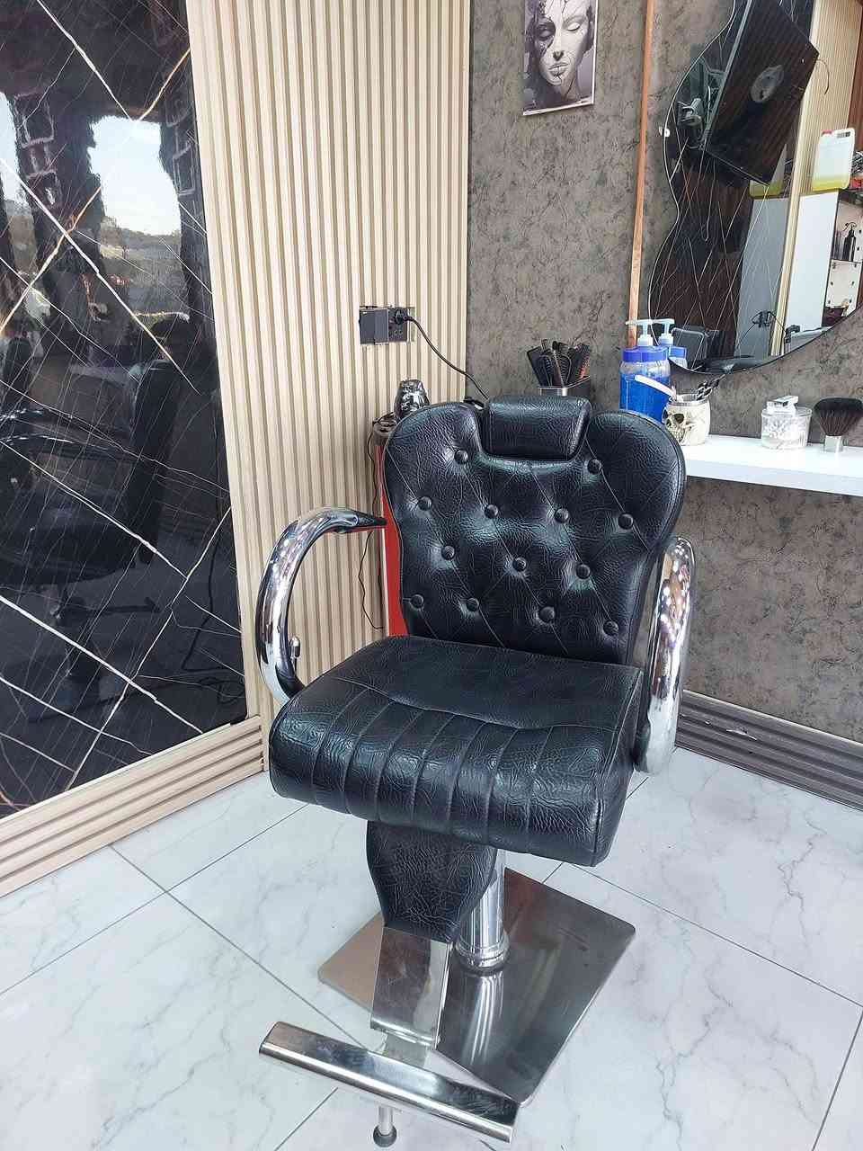 كراسي حلاقه للبيع ٢مستخدم شهرين واحد قديم ٣امرايه غيوم اتصال فقط ***********
