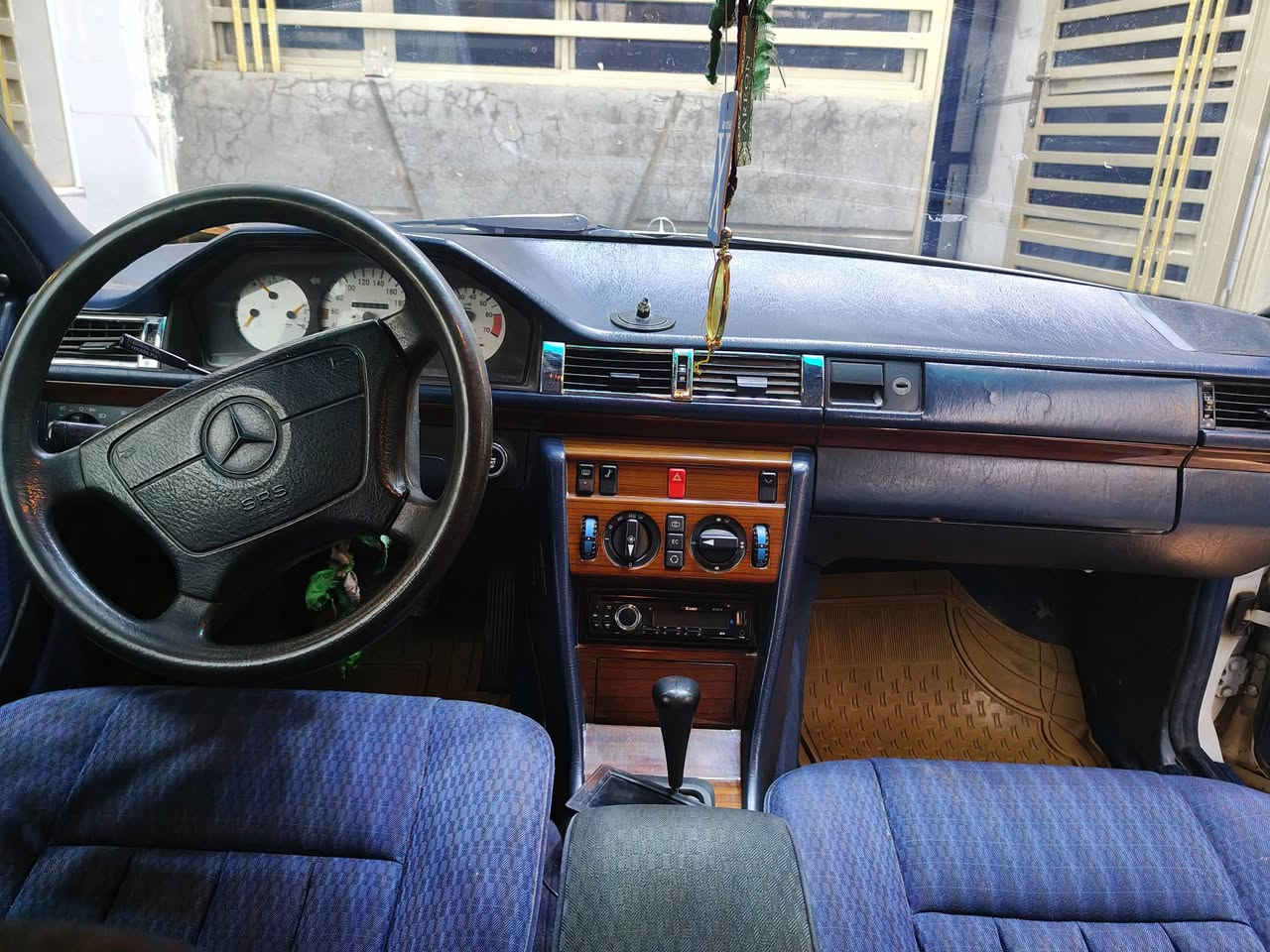 سيارة مارسيدس موديل ٩٢
جديدة كامل موصفات
السعر ٩٠ ورقة 
الهاتف :***********
