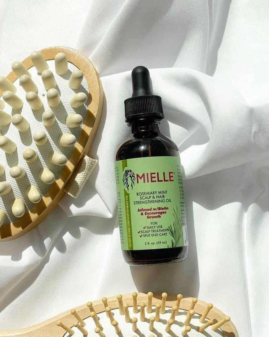 🍀🌿سيروم ميلي مخصص لتقويه🍀🌿💪🏻🤩✨
🌱☘️من شركة MIELLE الامريكية 🌱☘️

🍀بصيلات الشعر بزيت النعناع و اكليل الجبل من  مايلي الامريكي 💯
Oil / سيروم مقوي للشعرو وفروة الرأس✅
احصلي على شعر أطول وأقوى وأكثر صحة مع زيت الشعر العضوي من ميلي.👍🏻
• 🍀يحتوي على أكثر من 30 زيوت أساسية ومغذيات🍀
• محمل بالبيوتين🖐️☘️
•للعناية  بالشعر أو علاجات فروة الرأس 🍀

☘️☘️استخدامة :- يتخلى على فروة الرأس ساعة ساعة ونص وينغسل بالسبوع مرتين الى ٣ مرات ستخدمو 🦚🍀
ً


**إذا كنت صاحب هذا الإعلان وتريد حذفه لأي سبب، رجاءا أرسل رسالة إلى الدعم الفني**