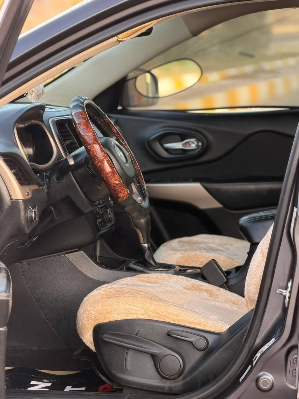 للبيع والمراوس جيب بزون م 2017 وارد امريكي حره تحويل بسمي مشروع وطني
ضرر جاملغ وبنيد وباب صبغ مواصفات
شاشه كبيرا كامرا دوار بلاجكترات لايت 
زنون مكينه 2400 مكفوله السياره جاهزه
الاخير المكان ذي قار مركز السعر 118 وبيه 
مجال الاستفسار النتصال ع رقم ***********
