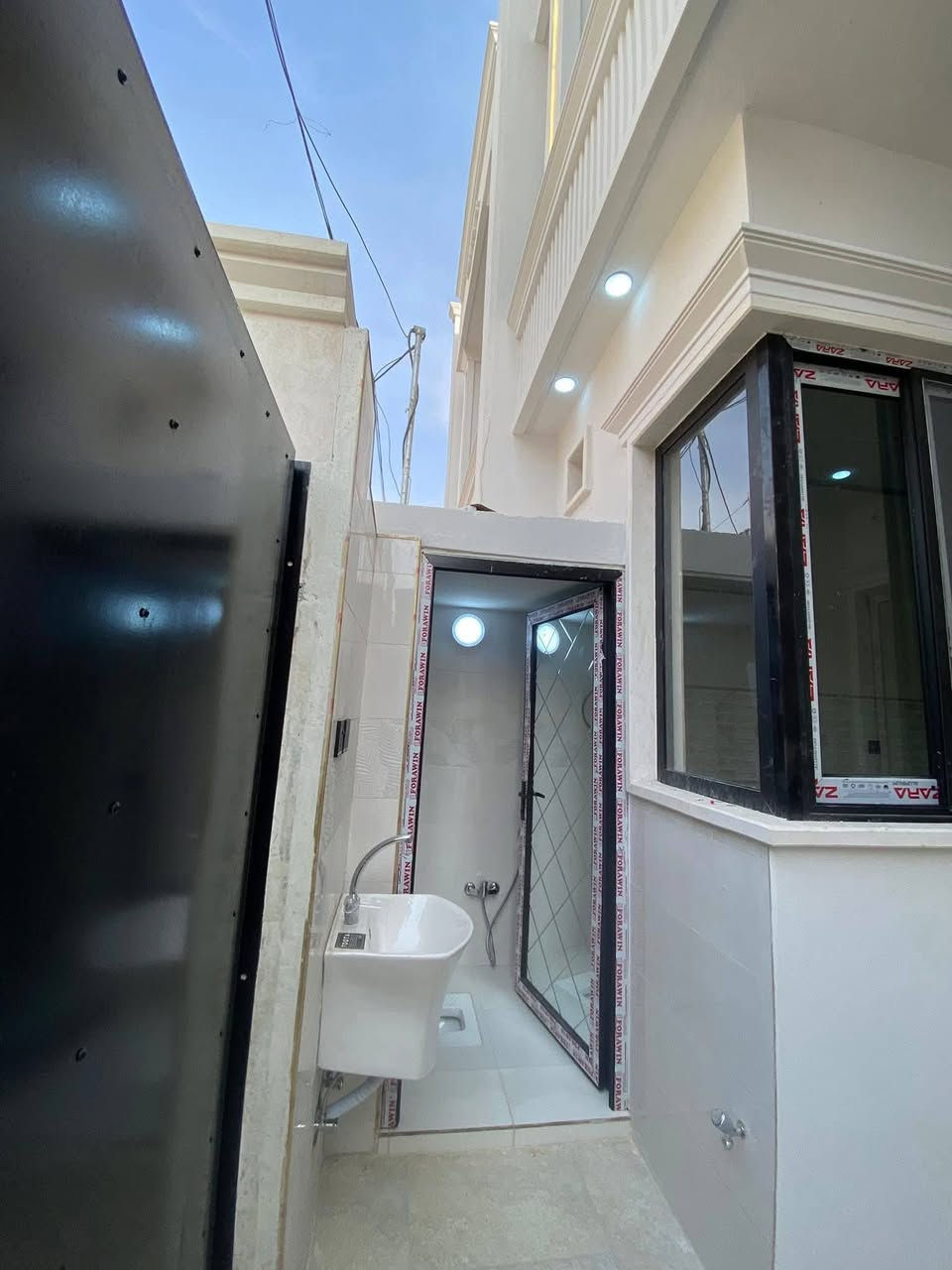 السلام عليكم 
داران توأم 
تم بيع احد الدور والباقي دار واحد
حي السكر قرب جامع الرحمه
 موقع مميز جدا قرب الجامع
 والسوق  والمدارس  
فرع صبه 
مساحة كل دار 100 م 
(5 * 20 ) 
طابقين 
4 غرف نوم  ومطبخ وهول واستقبال وصحيات بالطابقين مع صحيات خارجيه 
تصميم هندسي مميز وراقي 
نظام دكتات وسبالت  وسستم كاميرات 
للاستفسار مراجعة مكتب المدينه قرب جامع الرحمه 
***********
***********
