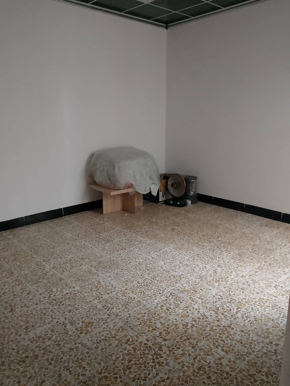 السلام عليكم يتوفر بيت ايجار في حي السماح الاسياسين الارضي غرفه هول صحيات مطبخ وستقبال بناء 🏢 حديث فول الثاني غرفه هول التواصل مع مكتب صفوان السنجاري شقق الخظراء او على الارقام التالى ***********اسيا ***********
