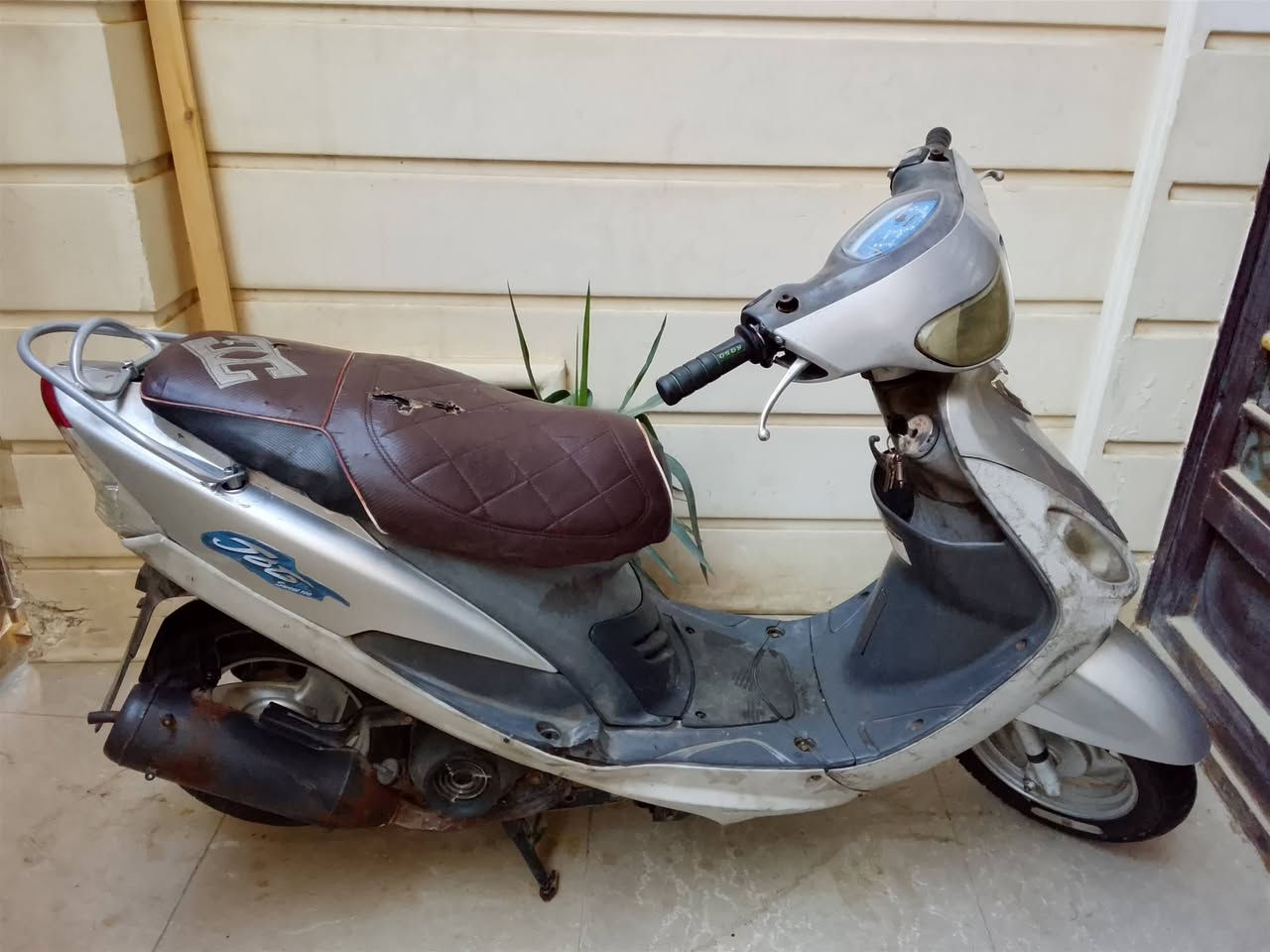 ماكس منغولي موديل 2008 بوشه 49 مفتوحه كهربائيات كلها شغاله اشاير هورن سكن لايت عداد بك لايت نگره سلف بكل وقت شلعه حلوه محرك ناعم  السعر 450 وبيها مجال قليل العنوان كربلاء شارع احمد الوائلي خاص موجود او تصل ع رقم
***********
