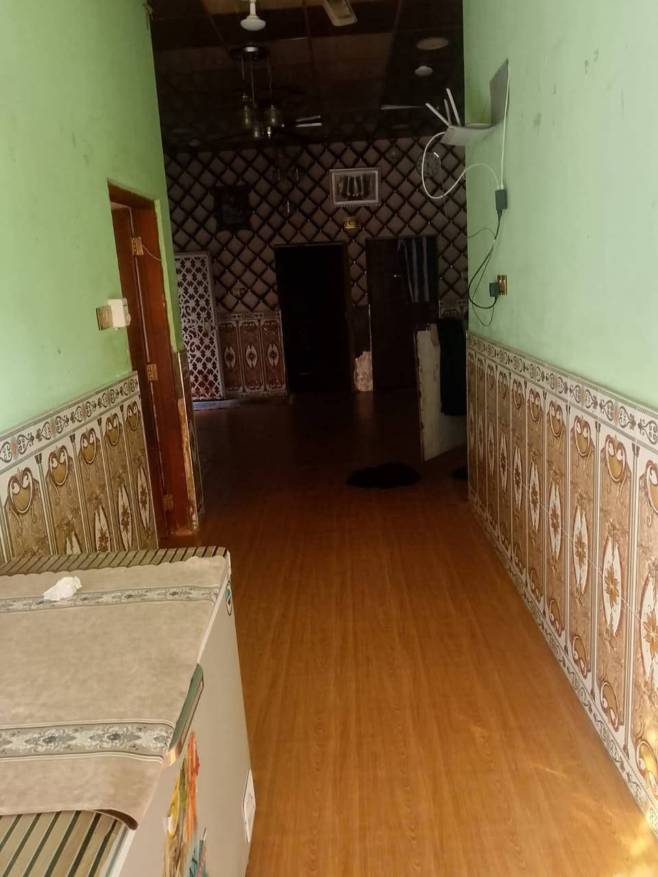 رقم ***********
ت بل جزيرة باب الهواء قرب كاضم تمره قريب عل شارع العام مساحه 200 متر غرفتين+ صاله و صيحيات داخليه وخراجيه ودوانيه ومطبخ الطابقة الثاني يتكون من غرفتين وصالة وصحيات وسطح البيت بي خطين كهربائ + امبيريه
سعر 90 بيت كامل مكمل مستعجل عل بيعه

