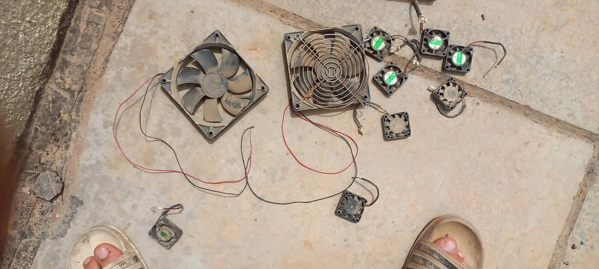 السلام عليكم بيع مراوح مستعملات نظيفه  قاعدة حديد الاستفسار *********** العنوان بغداد البلديات

