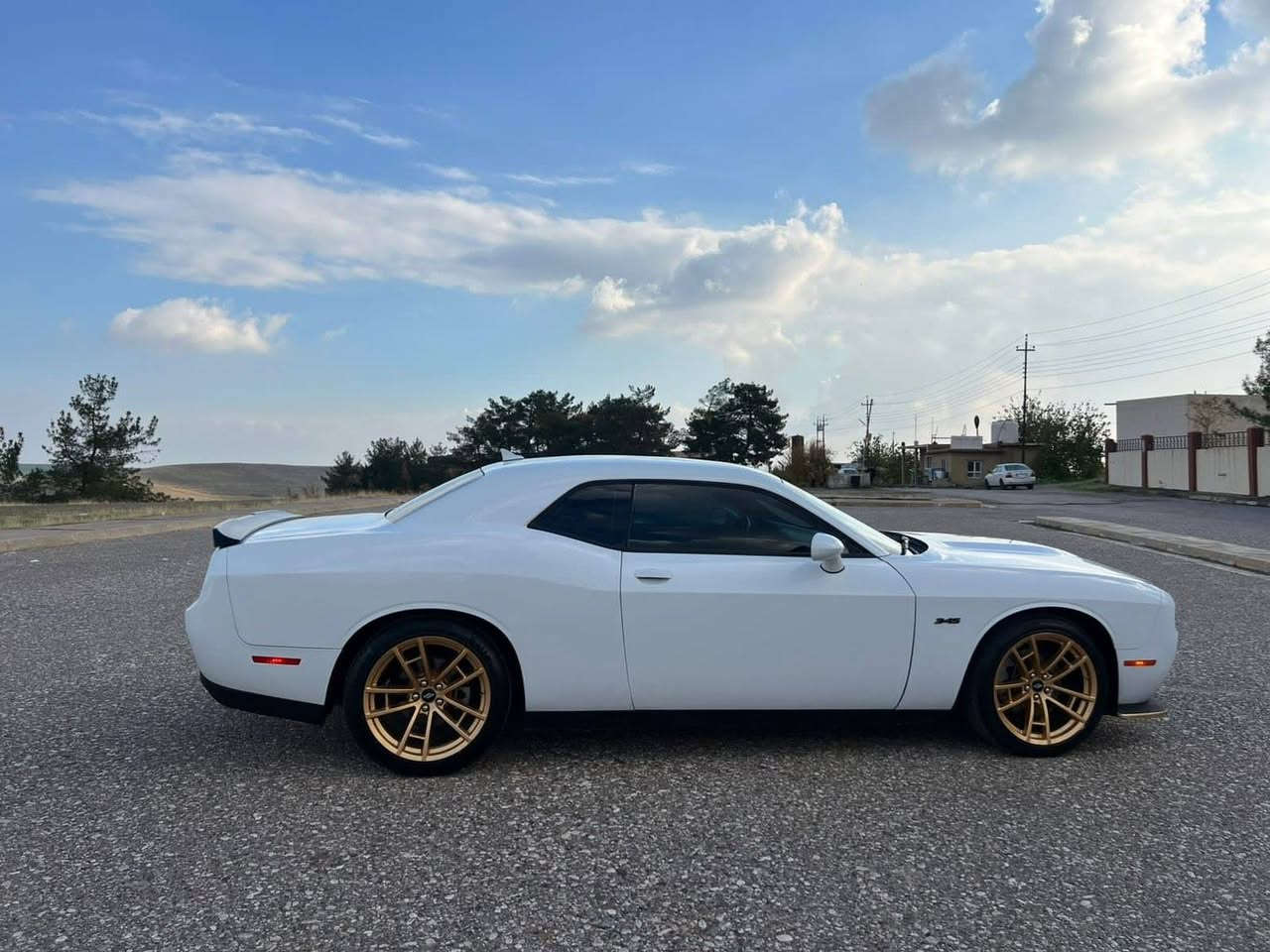 للبيع 
Challenger 2023 Rt v8 5.7 
رقم شاصي موجود ب منشور 
شاشة كبير 
شفتات ستيرن 
كشنات كهربائي 
كاميرا 
حادث كلش بسيط 
جاملغ خلفي و بونت صبغ بدون شاصي 
ماشية ١٨ ميل 
رقم كاتي تترقم فقط شمالي دهوك 
مكاني عقرة / ئاكري 
سعر ١٨٥ بيها مجال بسيط ل مشتري 
*********** واتس اب
