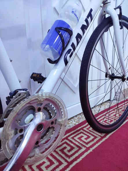 السلام عليكم 

دراجه ماركة #GIANT_ESCAPE  جيانت اسكيپ العالميه ماركه 

غنيه عن التعريف صنع اصلي اورجنال MADE IN JAPAN🇯🇵

لون مميز أبيض ثلجي مطعم باسود ميتاليك 

حجم 28 (C700) فوول ألمنيوم خفيف جدآ فول انسيابي وسرعة

لشه مضلع موديل حديث ...سستم شيمانو كامل سيت شيمانو 

آلتوس #SHIMANO_ALTUS ...بدالات السرعه 8X3 سحب دفع

#شاشه_حديث ....بريكات V_BRAKE بالمكان حتى الفحمات 

مختوم تيكترو TEKTRO ...وياله زووم طبقتين مختوم GIANT

مصصمة لتحمل الاوزان الثقيلة والطسات #DOUBLE_WALL

تايرات كتان اصليه  مختومه #KENDA ...سرج طبي اصلي 

ستيرن نفخ حديث ستانس...كامبليونات سلايت وياله وسرج 

وبالحقيقه احلى من الصور بهواي بلأخص اللون 🔴

🔴الدراجة قطعه مال حاوية غير مستخدمه داخل العراق
     مامبدل بيها برغي على وضع الشركه بلاد ..ختم واحد
     ليبل واحد حتى المطارة مختومة #GIANT
      بدون اي نقص كامله وجاهزه 100٪ 

المكان موصل الجانب الايسر....السعر 210 الف (ثابت_نهايتة)

يوجد توصيل بغداد وجميع المحافضات العراقية 

رقمي ***********
