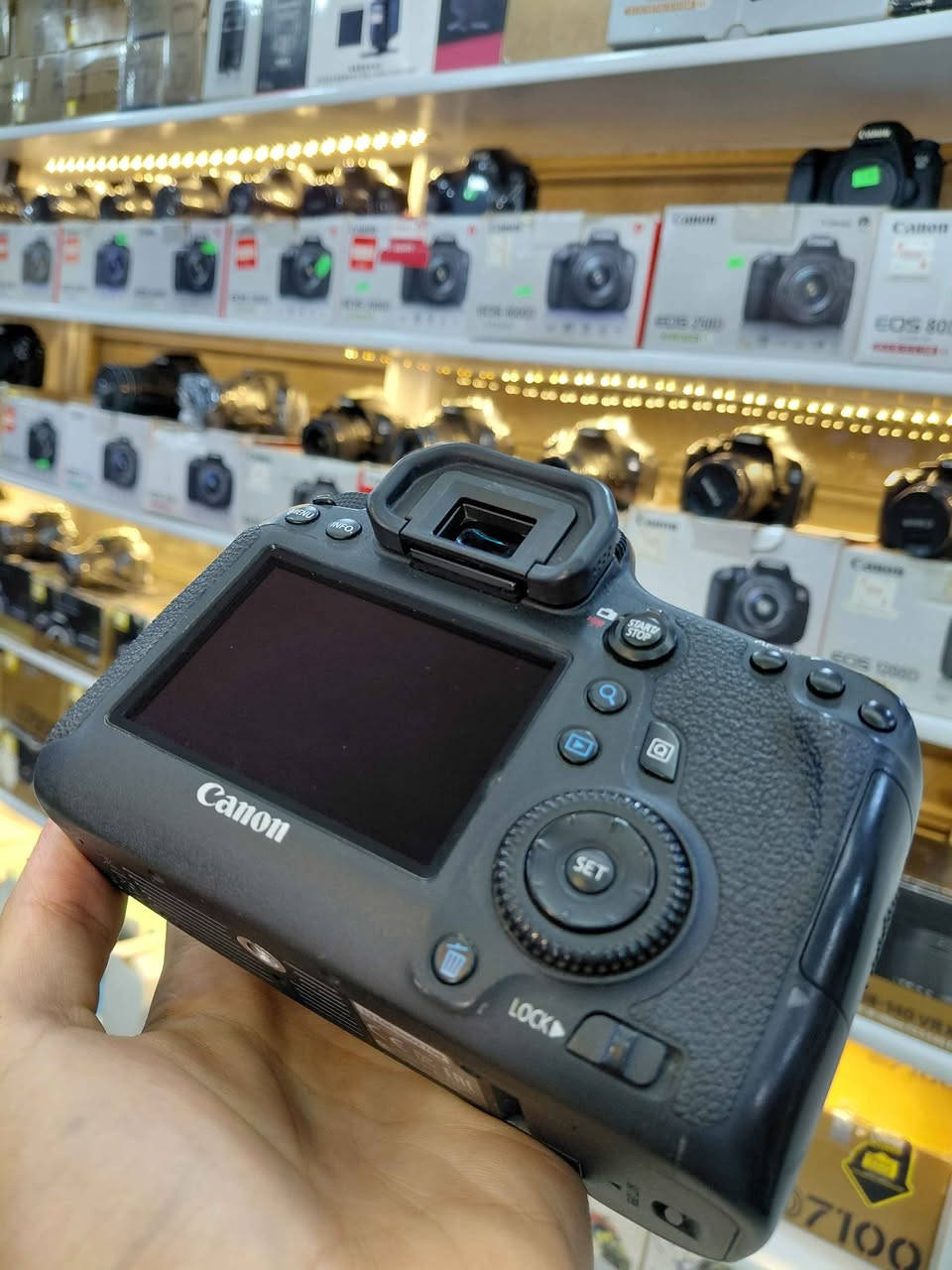 Canon 6D Mark I 📸  
 Shutter 15K

​📸 الأسطورة رجعت من تاني! 
 "كسر زيرو" في فوكس ستور 📸
​عايز تدخل عالم الـ Full Frame بأقوى كاميرا عملت معادلة بين السعر والجودة؟ كاميرا Canon 6D (Mark I) الغنية عن التعريف، معشوقة المصورين، متاحة دلوقتي عندنا بحالة كسر زيرو ممتازة وجاهزة للشغل فوراً!
​✨ ليه الـ Canon 6D Mark I اختيارك الصح؟
​سينسور Full-Frame بدقة 20.2 ميجا بكسل: مركز القناطر الخيريه, القليوبية


**إذا كنت صاحب هذا الإعلان وتريد حذفه لأي سبب، رجاءا أرسل رسالة إلى الدعم الفني**