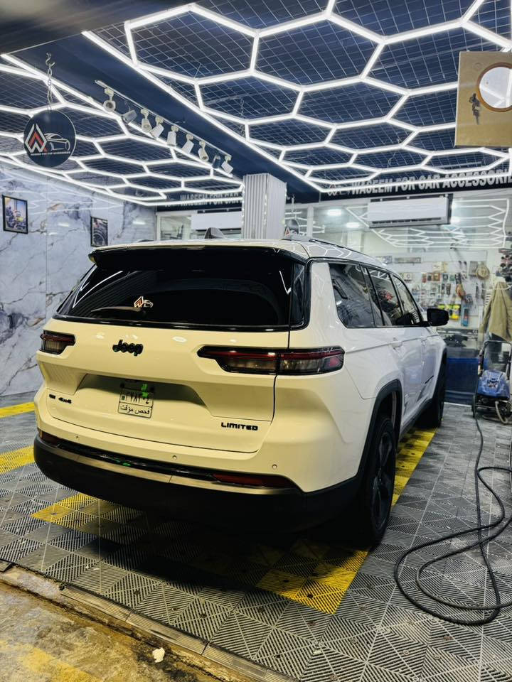 السلام عليكم
جيب كراند شيروكي لميتد بلاك توب 
7 راكب وارد امريكي بدون ضرر ايرباك ماطاك
فقط بارد مابيها اي قطعه تبديل مابيها صبغ سليمة من كل العيوب
( فول مواصفات عدى الفتحه 
تشغيل بصمة وعن بعد
6 سلندر فور ويل ) المحرك :3.6 .
 المواصفات : 4x4* قيادة ذاتية عند المنعطفات. * 
رادار امامي مع مانع تصادم .
. * تحذير الخروج عن المسار . * مستشعر
 نوم السائق مع نظام التوقف الآلي * تحذير النقطة عمياء شاحن موبایل وايرلس * تبترونيك كير بالستيرن ويل كب بلاك توب 
. . * تشغيل عن بعد . * الصندوق الخلفي كهربائي * حساسات خلفية .* مكيف خلفي مع وحدة تحكم منفصلة تدفئة كشنات + ستيرن . * مانع تصادم خلفي * محدد سرعة نظام 
التشغيل والاطفاء الاوتوماتيكي . 
* نظام بريك اوتماتيكي. 

العنوان بابل الحله
للأتصال ***********
