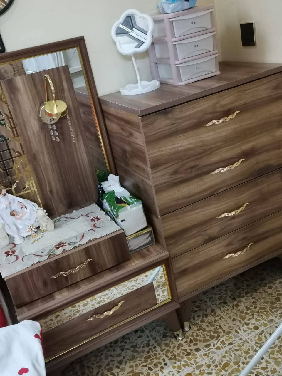 السلام عليكم من رخصه الادمن المحترم 
غرفه نوم تركي 

فصال حديث 

غرفة جاهزه جديده 

عشر قطع 

من عدا الدوشك والجرجف 

مكاني حمدانيه 

السعر عل خاص 
غرفه ضخمه 
وسعرها مناسب 

رقم الهاتف ***********
