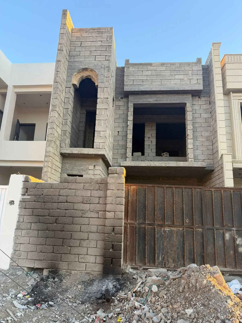 بيتين للبيع
الشهداء – مقابل أبراج مول
واجهة صاد على طريق الموصل
مساحة البيت الحلان: 180 م² (9 × 20)
مساحة الهيكل: 120 م² (20 ×6)
شارع 15 م

مواصفات البيت الحلان:
• كراج
• استقبال + صالة
• 4 غرف نوم
• 3 مجاميع صحية
• مطبخ
الهيكل 

للاتصال والاستفسار 
***********
