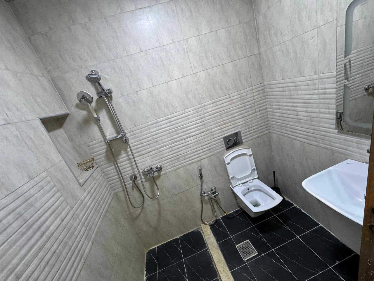 شقة راقية بتأثيث حديث وذوق عالٍ، ضمن بناية جديدة (صفر)، تجمع بين الراحة والفخامة، جاهزة للسكن الفوري، مع توفر جميع الخدمات.

تفاصيل الشقة:
 • 3 غرف نوم واسعة (إحداها ماستر)
 • صالة كبيرة وواسعة بتصميم أنيق
 • مطبخ كبير مجهز بالكامل بأحدث الأجهزة
 • عدد الحمامات: 2
 • سبالت حديثة وأجهزة كهربائية كاملة
 • إنترنت متوفر
 • كهرباء 24 ساعة
 • الكهرباء والإنترنت مدفوعة
 • بناية حديثة وخدمات متكاملة

📍 الموقع: العدل الثانية – كفاءات الغزالية – شارع مدرسة الحكمة
💰 الإيجار: شهري ….الايجار من المالك مباشرة بدون دلاليه
شامله التنظيف مرة كل اسبوع 
📞 للتواصل: ***********
