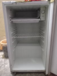 ثلاجة حجم صغير  لبيع نظيفة  شغلها  سعرها 60  مكاني الزعفرانيه 07728502...