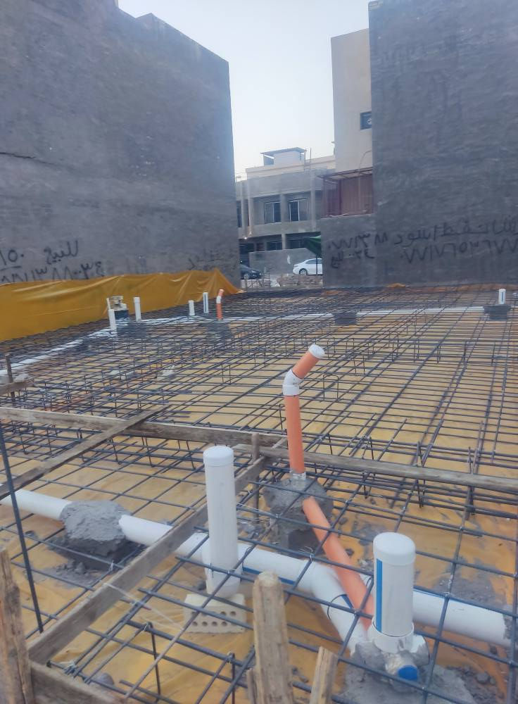 عرض الذهبي سعر المتر للهيكل  180 الف دينار فقط
مع مخططات كامل  مجانا  
العرض يشمل المساحات 150 متر واكثر  لاكثر من طابق  
مكتب البعد الربع 4D
*********** ☎️
بنود اتفاق
1- تنظيف الارض ومن ثم فرش طبقة من الجلمود (حسب الحاجة) وطبقة من السبيس ومن ثم حدله ورش الكلوردين بواسطة المرشات.
2- تاسيس شبكة مكافحة الارضة حول الجدران الخارجية.
3- فرش طبقة من النايلون الزراعي السميك. 
4- استخدام مواد ناجحة في الفحص المختبري وهي كالأتي :
·       رمل اخيضر جيد لاغراض البناء.
·       سمنت عراقي عادي لاغراض البناء وسمنت مقاوم للاملاح لاي عمل يخص الارضية.
·       طابوق  اصفر من معامل جيدة.
·       شيش مفحوص مختبريا".نوع (ff)
5- الصب باستخدام خباطة المركزية بمواصفات C30.
6- الاساس من النوع raft     بارتفاع 40 سم  ويكون تفاصيل التسليح حسب التصميم الانشائي. طبقتان 
7- تسليح السقف بأستخدام طريقة الحصيرتين ويكون تفاصيل التسليح حسب التصميم الانشائي.
8- صب البادلو بأرتفاع 15 سم.
9- البناء بعرض 24 سم وارتفاع  3م للطابق الارضي مع استخدام رباط كونكريتي فوق البناء وبعرض 24 سم وبارتفاع30سم ويكون الارتفاع الكلي 3.3م
10-ارتفاع بناء الطابق الثاني 3.2م ارتفاع بناء بطابوك 
2.9م ورباط ساقط ارتفاع 30سم ويكون مجموع ارتفاع الطابق الثاني 3.2م
11- عمل المجاري بمواد تجارية ناجحة (الامل الشريف) مع استخدام منهولات بلاستكية جاهزة (بوري بقطر 40 سم) حسب توزيع الصحيات بالخارطة الخاصة باعمال الاساس.
12- عمل انابيب بقطر 3 انج للسبالت وحسب موقع كل غرفة في البيت.
13- يكون ارتفاع الاسيجة الخارجية واسيجة المناور 2 متر.
ملاحظة:
1-    كافة الاعمال الخاصة بالتسليح والكونكريت خاضعة للتصميم الانشائي.
2-    يشمل العمل الفقرات اعلاه للهيكل(فقط) ووفق تفاصيل الخريطة 
3-ترفق مع هذه البنود صور توضيحية ومخططات والخريطة وكل التفاصيل الاخرى.
4- الذرعة سقوف فقط ،المنور والكراج نصف ،الستاره كل 2متر تحسب (متر مربع واحد
